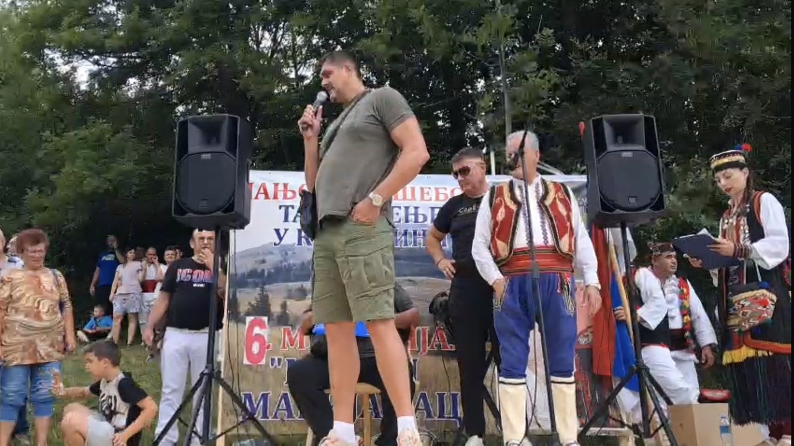Darko Miličić i učesnici na otvaranju manifestacije Janjski višeboj u Strojicama