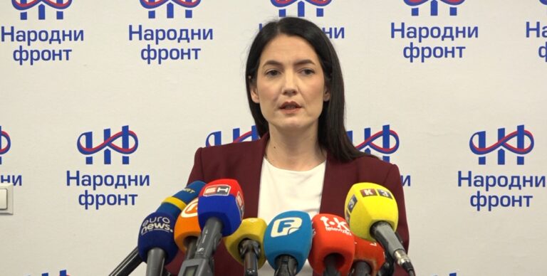 Jelena Trivić na konferenciji za medije Narodnog fronta u Banjoj Luci govori o budžetskom deficitu Republike Srpske