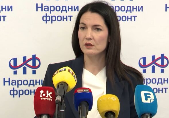 Jelena Trivić govori na konferenciji za medije o dugu i ekonomiji Republike Srpske