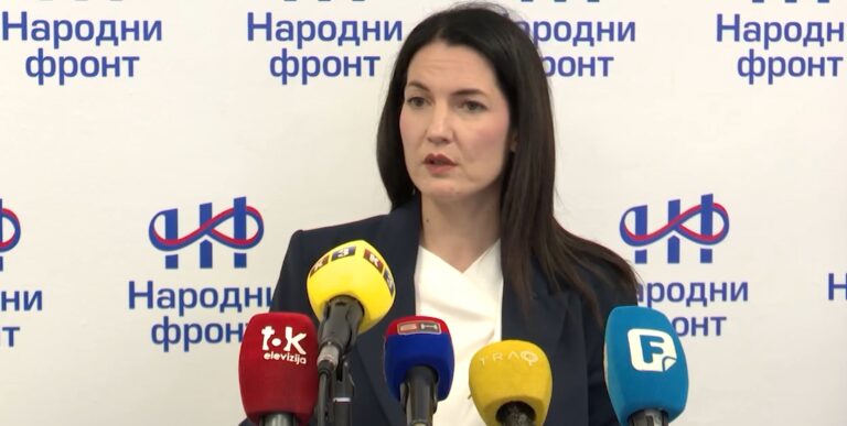 Jelena Trivić govori na konferenciji za medije o dugu i ekonomiji Republike Srpske