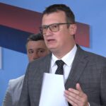 Marinko Božović iz SDS-a drži dokumente tokom izjave za medije o Sudu BiH i prenosu nadležnosti.