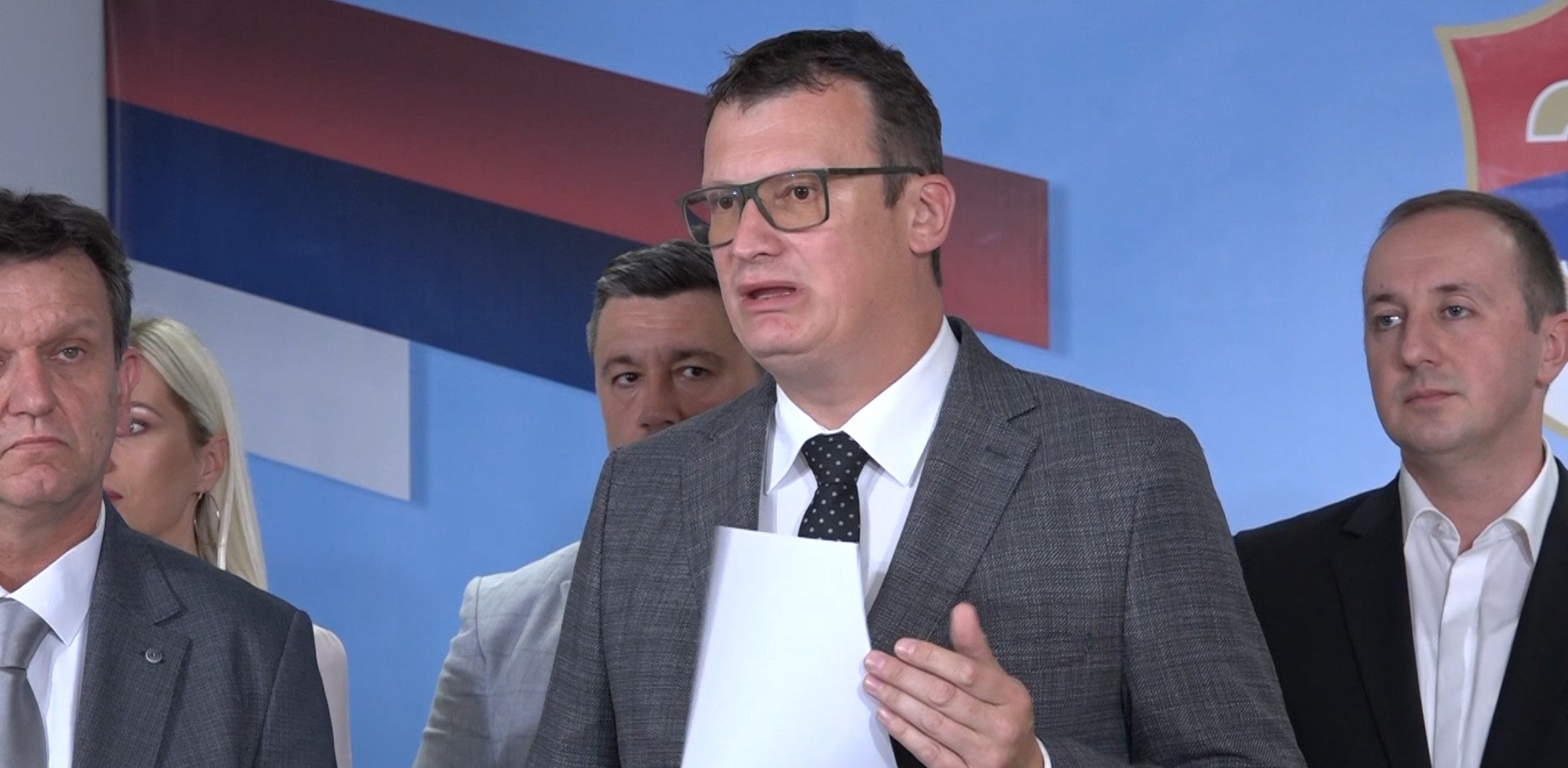 Marinko Božović iz SDS-a drži dokumente tokom izjave za medije o Sudu BiH i prenosu nadležnosti.