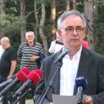 Milorad Pupovac drži govor na obilježavanju godišnjice ustanka u Srbu