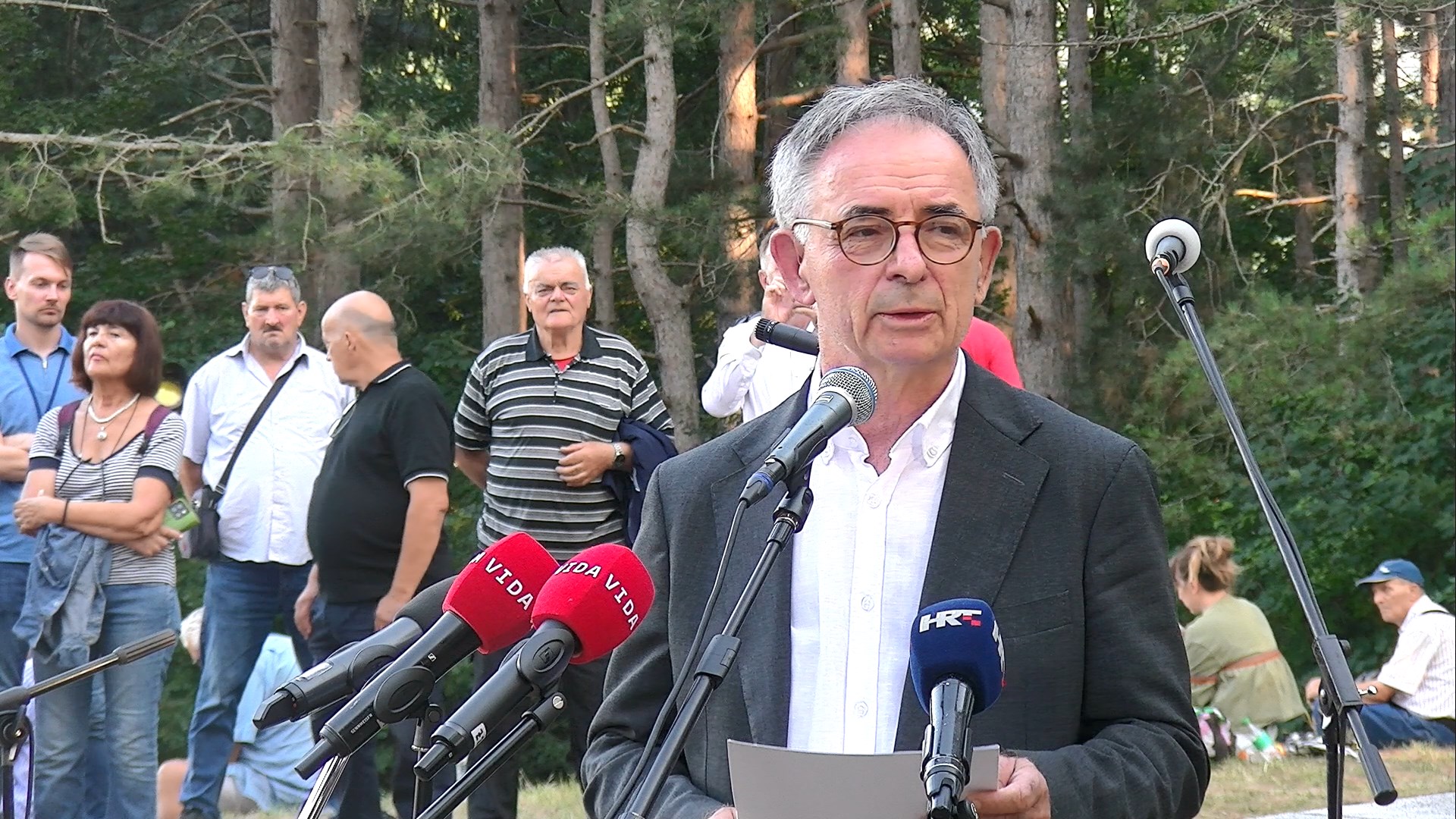 Milorad Pupovac drži govor na obilježavanju godišnjice ustanka u Srbu