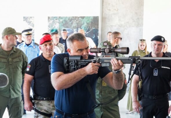 Savo Minić na prezentaciji i testiranju nove sportsko-taktičke snajperske puške preduzeća Kosmos