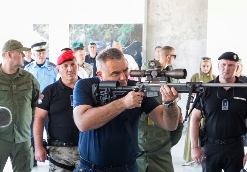 Savo Minić na prezentaciji i testiranju nove sportsko-taktičke snajperske puške preduzeća Kosmos