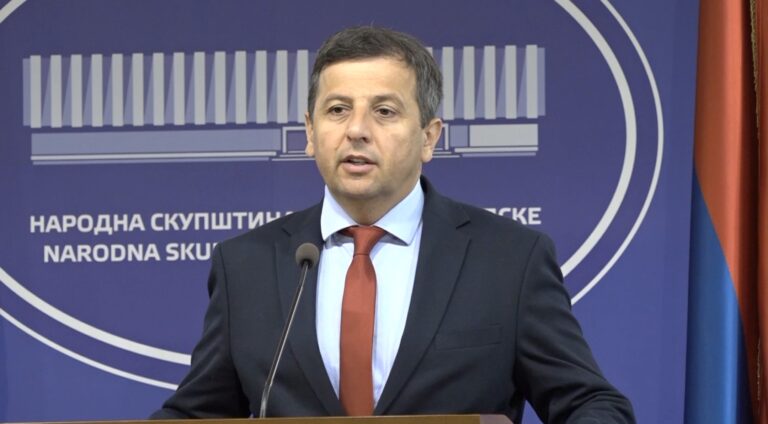 Nebojša Vukanović govori na konferenciji za novinare nakon incidenta u Skupštini
