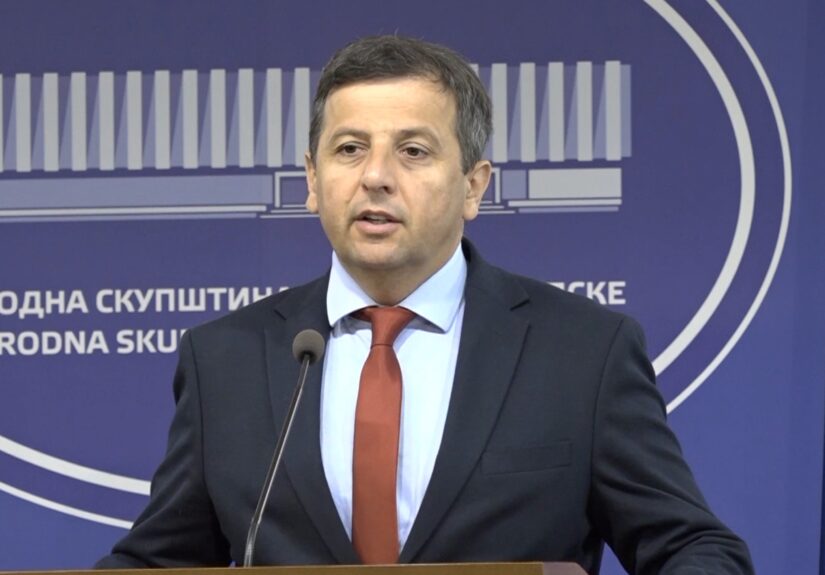 Nebojša Vukanović govori na konferenciji za novinare nakon incidenta u Skupštini
