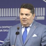 Predsjednik NSRS dr Nenad Stevandić drži sudske presude na konferenciji za novinare poslije sjednice skupštine.
