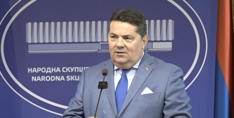 Predsjednik NSRS dr Nenad Stevandić drži sudske presude na konferenciji za novinare poslije sjednice skupštine.