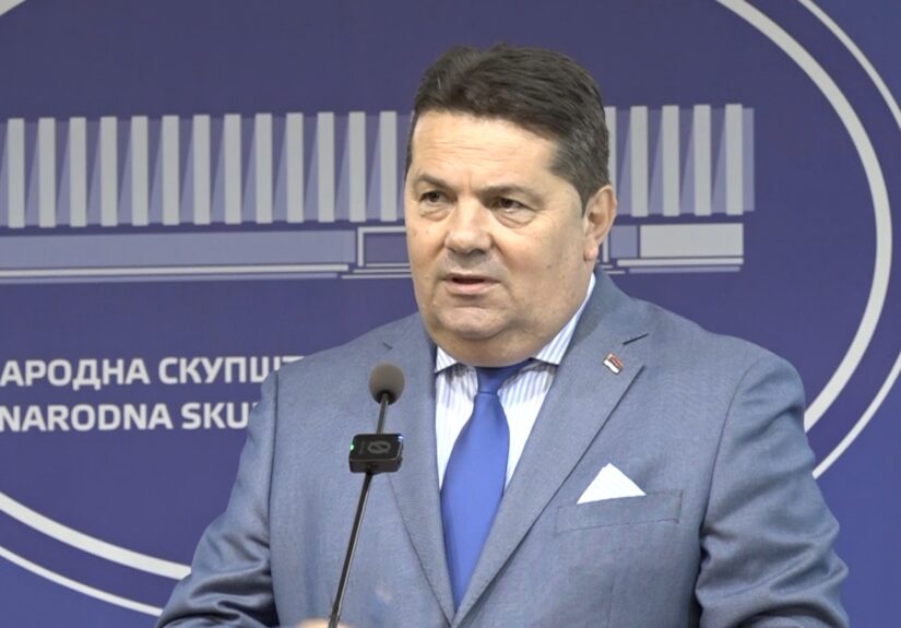 Predsjednik NSRS dr Nenad Stevandić drži sudske presude na konferenciji za novinare poslije sjednice skupštine.