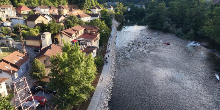Gradonačelnik Draško Stanivuković i građani na novootvorenom šetalištu uz rijeku Vrbas u Banjoj Luci