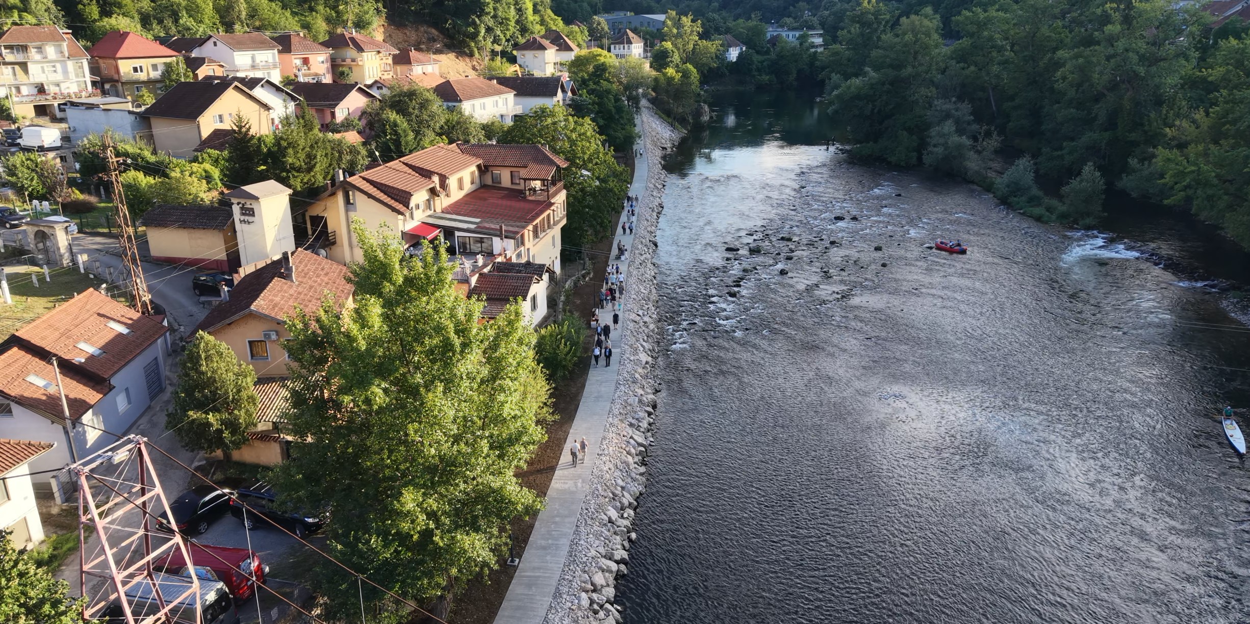 Gradonačelnik Draško Stanivuković i građani na novootvorenom šetalištu uz rijeku Vrbas u Banjoj Luci