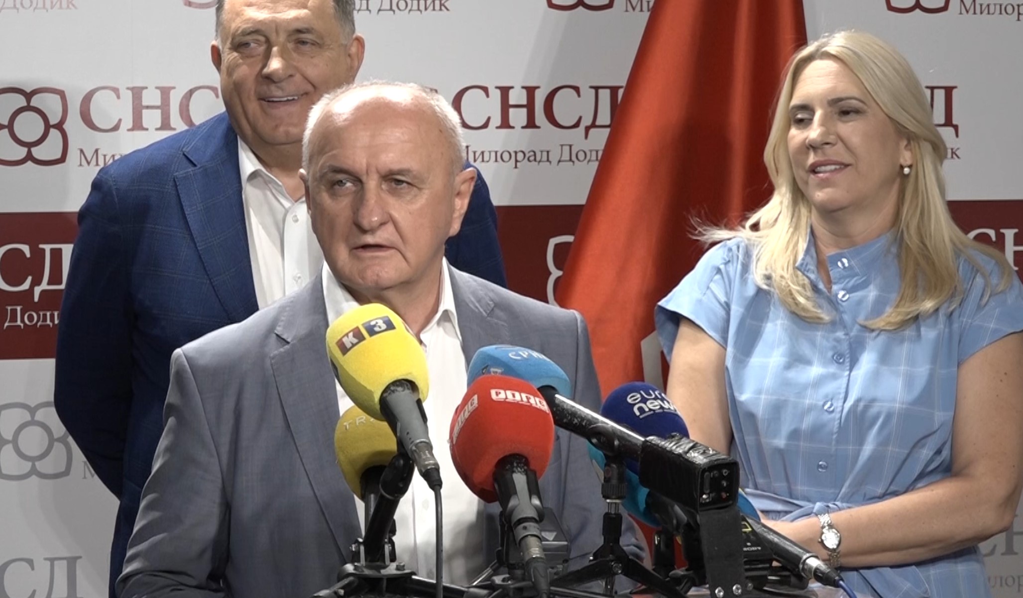 Petar Đokić, predsjednik Socijalističke partije, govori na konferenciji za medije nakon potpisivanja koalicionog sporazuma u Banjoj Luci.