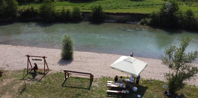 Manifestacija Ribnik Chill i Grill na novouređenoj ribničkoj plaži u naselju Previla na rijeci Sani.