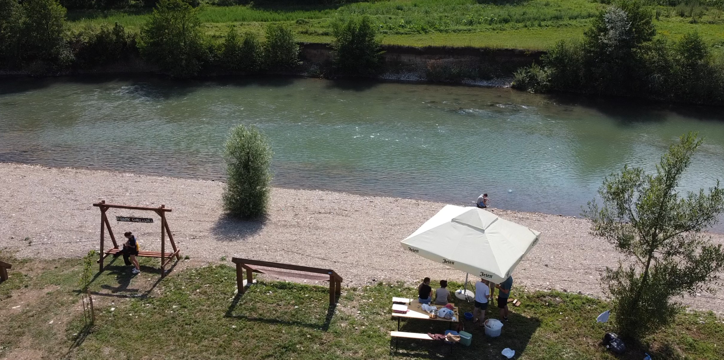Manifestacija Ribnik Chill i Grill na novouređenoj ribničkoj plaži u naselju Previla na rijeci Sani.