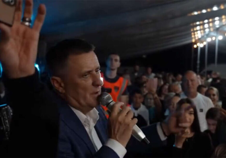 Vlado Đajić na skupu i večeri krajiške muzike pod šatorom u Mrkonjić Gradu