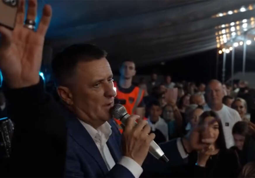 Vlado Đajić na skupu i večeri krajiške muzike pod šatorom u Mrkonjić Gradu