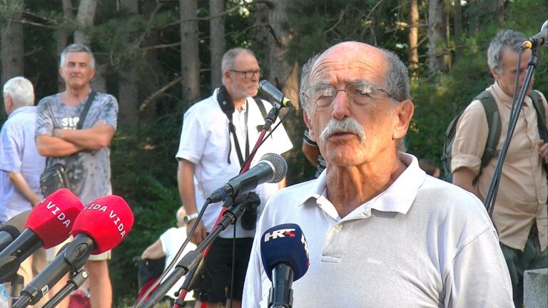 Zoran Pusić govori na obilježavanju 85. godišnjice ustanka u Srbu.