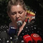 Anja Šimpraga govori na komemoraciji za osam ubijenih srpskih civila u Uzdolju kod Knina
