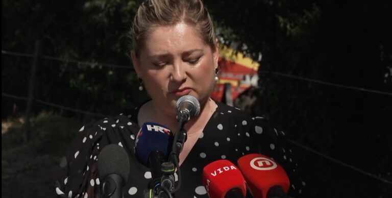 Anja Šimpraga govori na komemoraciji za osam ubijenih srpskih civila u Uzdolju kod Knina