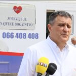 Dr Vlado Đajić u prvoj pokretnoj ambulanti na stadionu Lauš u Banjaluci vrši besplatne preglede krvnih sudova