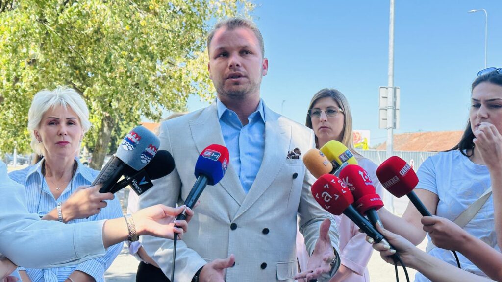 Draško Stanivuković govori na konferenciji za medije o spomenicima i investicijama u Banjaluci.