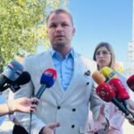 Draško Stanivuković govori na konferenciji za medije o spomenicima i investicijama u Banjaluci.