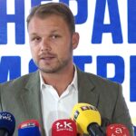 Gradonačelnik Banje Luke Draško Stanivuković predstavlja školske uniforme i nove obrazovne mjere