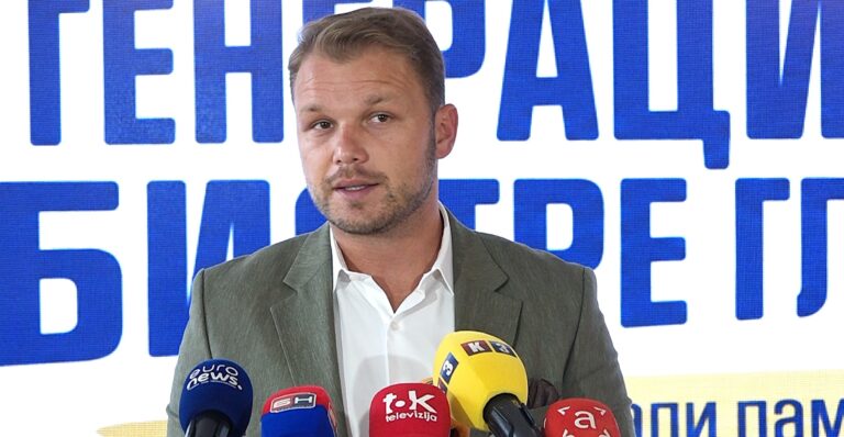 Gradonačelnik Banje Luke Draško Stanivuković predstavlja školske uniforme i nove obrazovne mjere