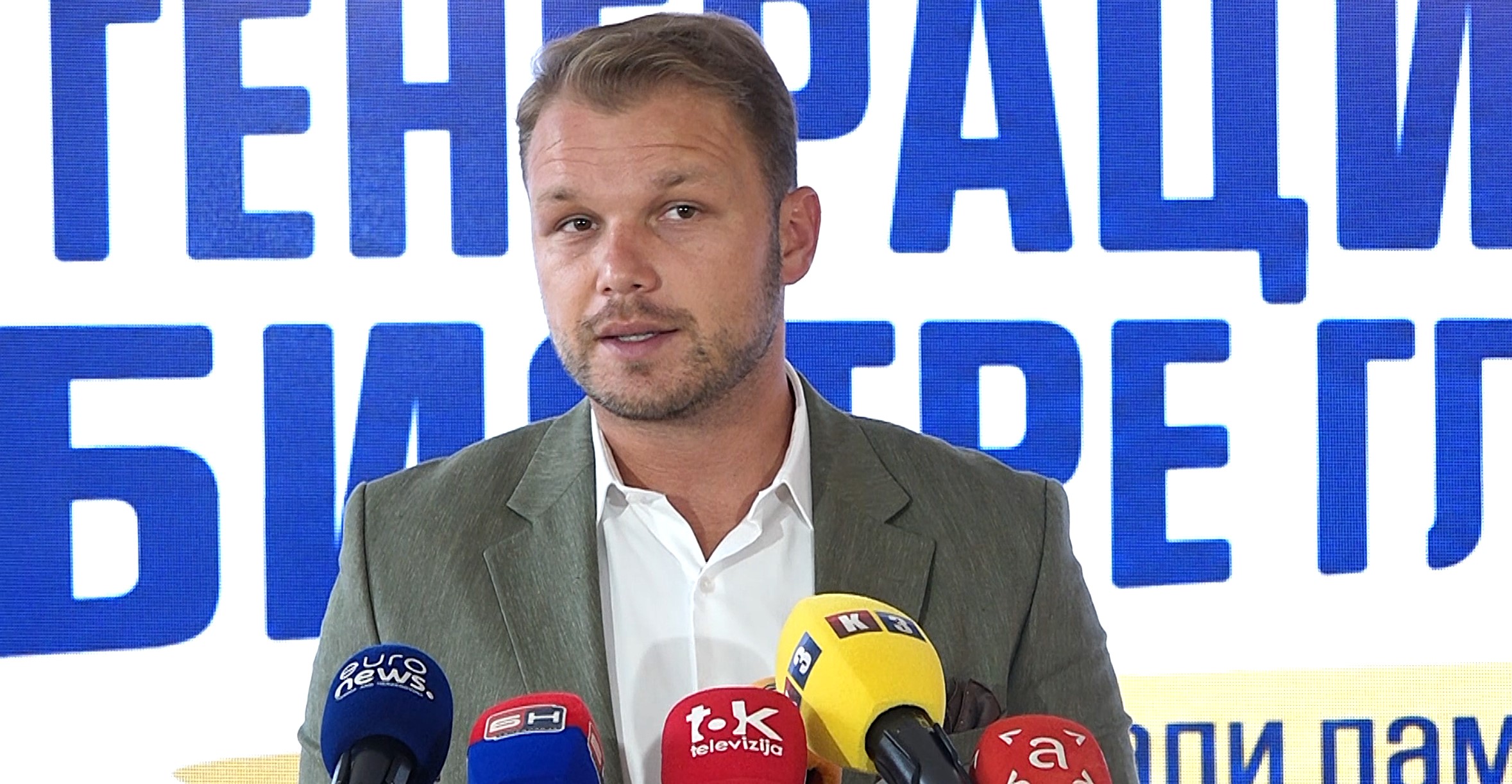 Gradonačelnik Banje Luke Draško Stanivuković predstavlja školske uniforme i nove obrazovne mjere