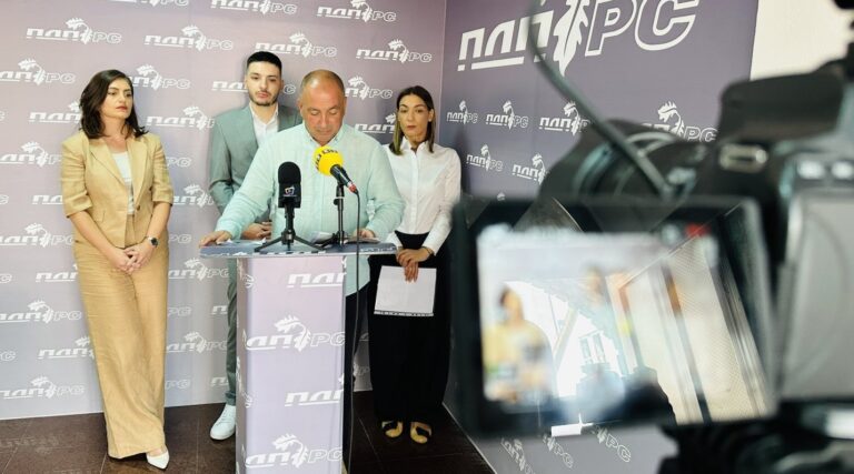 Igor Crnadak govori na konferenciji za medije Partije demokratskog progresa u Banjoj Luci.