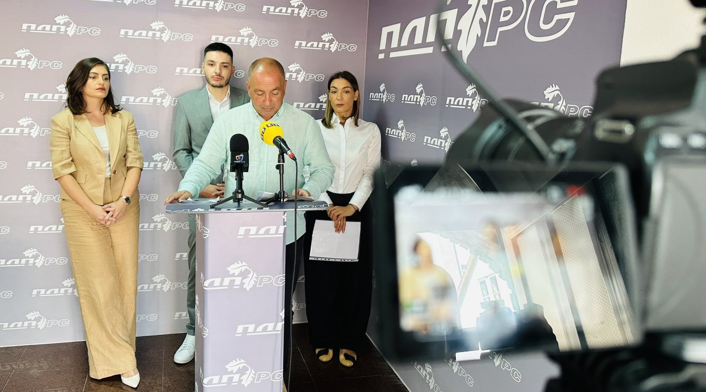 Igor Crnadak govori na konferenciji za medije Partije demokratskog progresa u Banjoj Luci.
