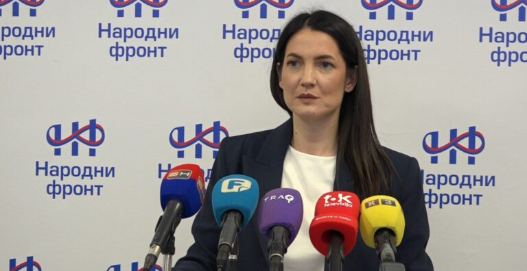 Jelena Trivić govori na konferenciji za medije o penzijama i dugu Republike Srpske
