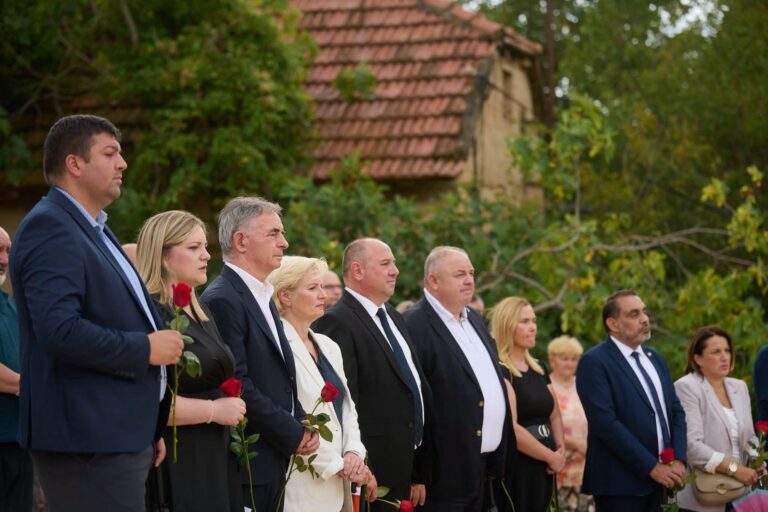 Milorad Pupovac i Anja Šimpraga na komemoraciji u Gruborima