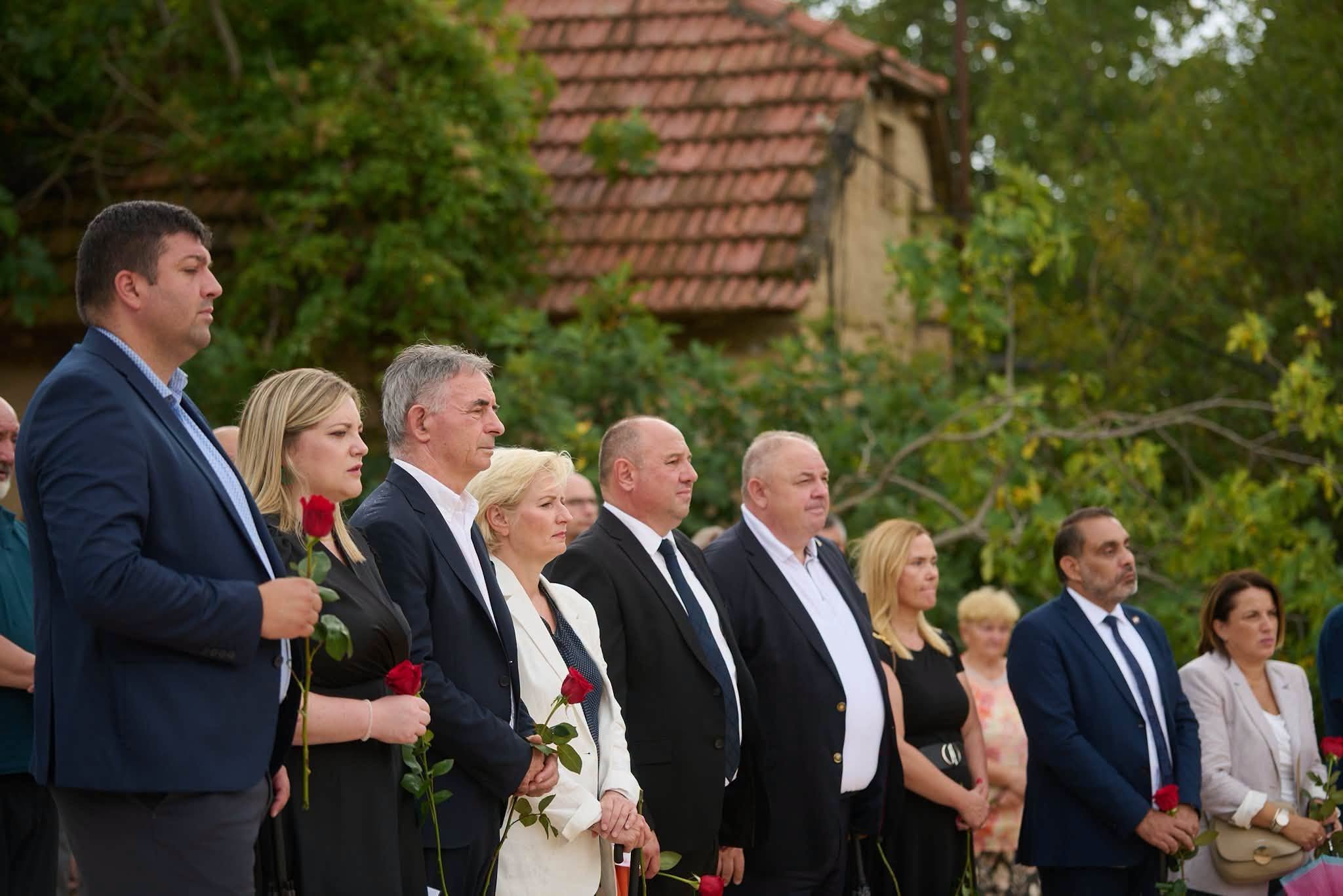 Milorad Pupovac i Anja Šimpraga na komemoraciji u Gruborima
