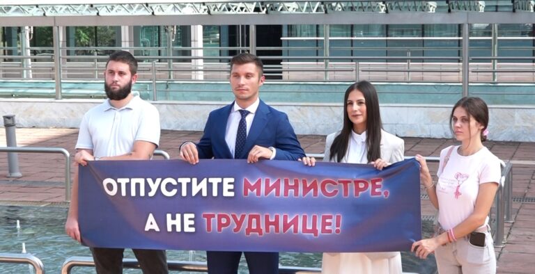 Bojan Kresojević obraćanje medijima ispred zgrade Vlade RS
