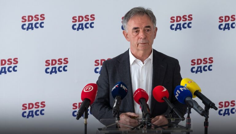 Milorad Pupovac govori na konferenciji za medije o požarima u Dalmaciji.
