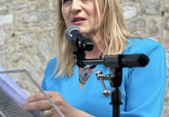 Dr Nevena Todorović drži emotivan govor na saboru u Jelašinovcima podno Grmeča