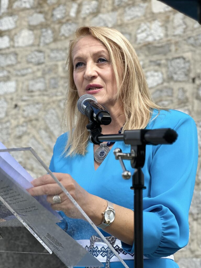 Dr Nevena Todorović drži emotivan govor na saboru u Jelašinovcima podno Grmeča