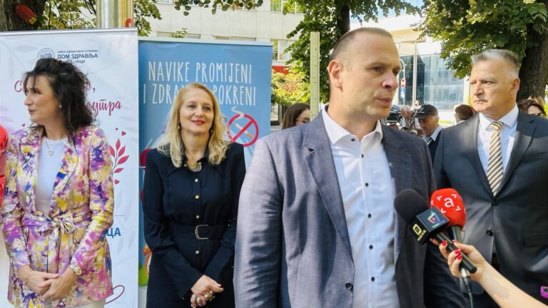 Dr Nikola Šobot daje izjavu medijima povodom obilježavanja Svjetskog dana srca u Parku Petar Kočić u Banjaluci