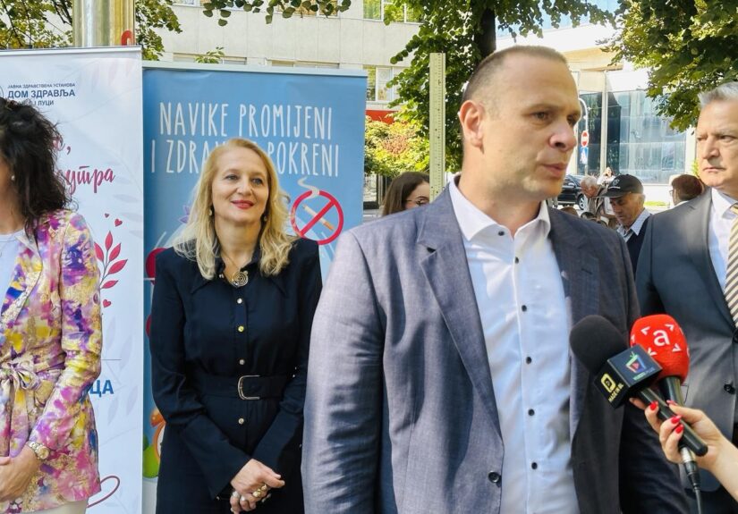 Dr Nikola Šobot daje izjavu medijima povodom obilježavanja Svjetskog dana srca u Parku Petar Kočić u Banjaluci