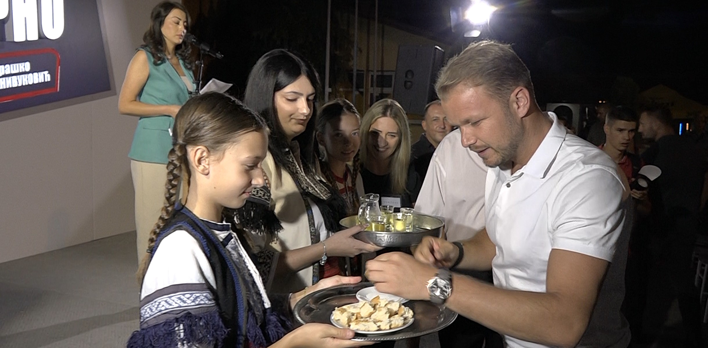 Draško Stanivuković tokom obraćanja mještanima u Zalužanima govori o reformama i bezbjednosti djece