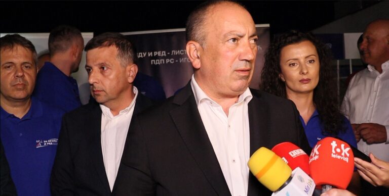 Igor Crnadak, predsjednik PDP RS, obraća se na tribini u Banjaluci