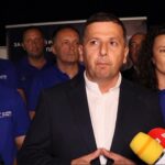 Nebojša Vukanović govori na predizbornoj tribini Liste za pravdu i red kod teniskih terena u Banjoj Luci.