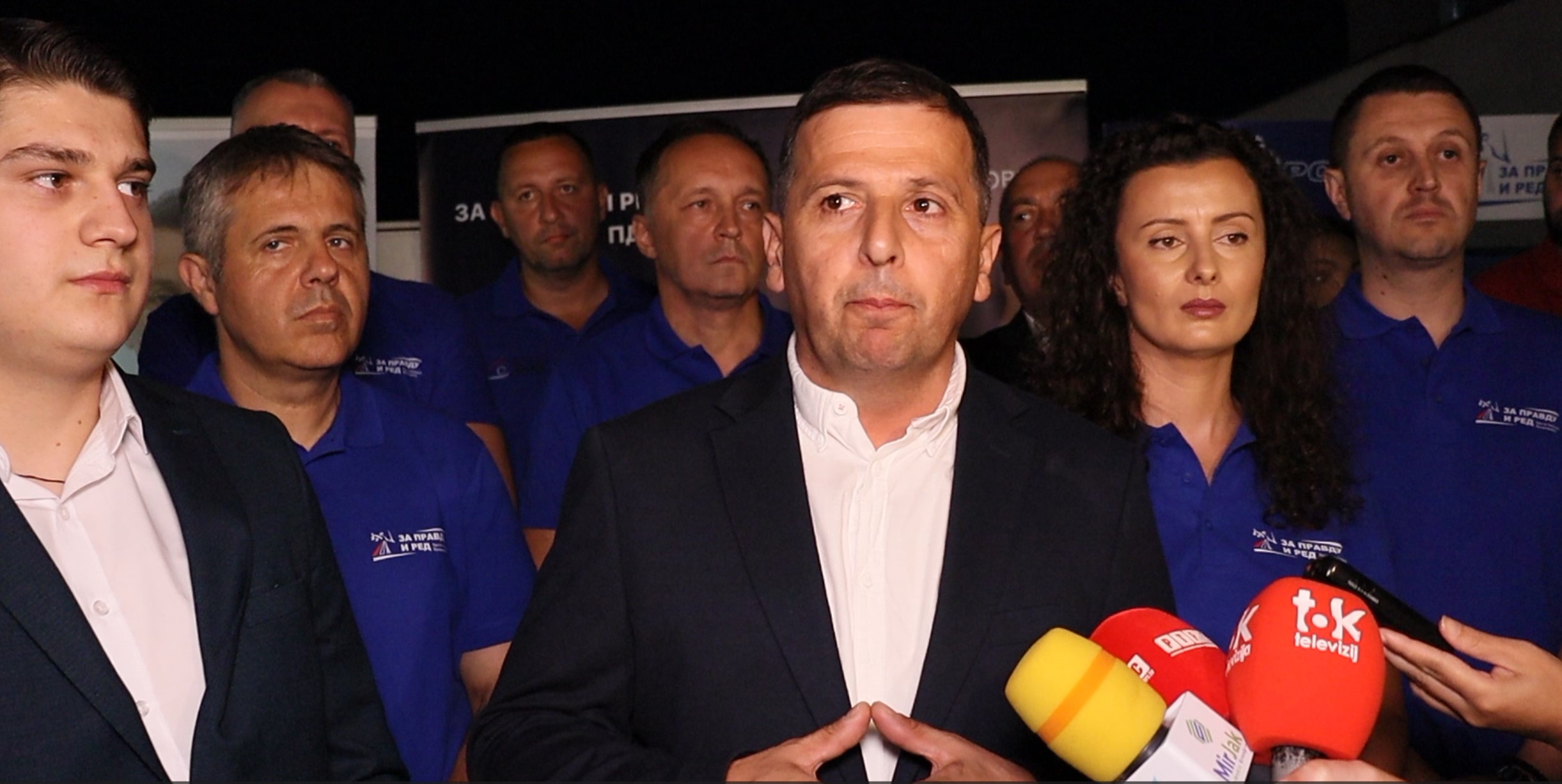 Nebojša Vukanović govori na predizbornoj tribini Liste za pravdu i red kod teniskih terena u Banjoj Luci.