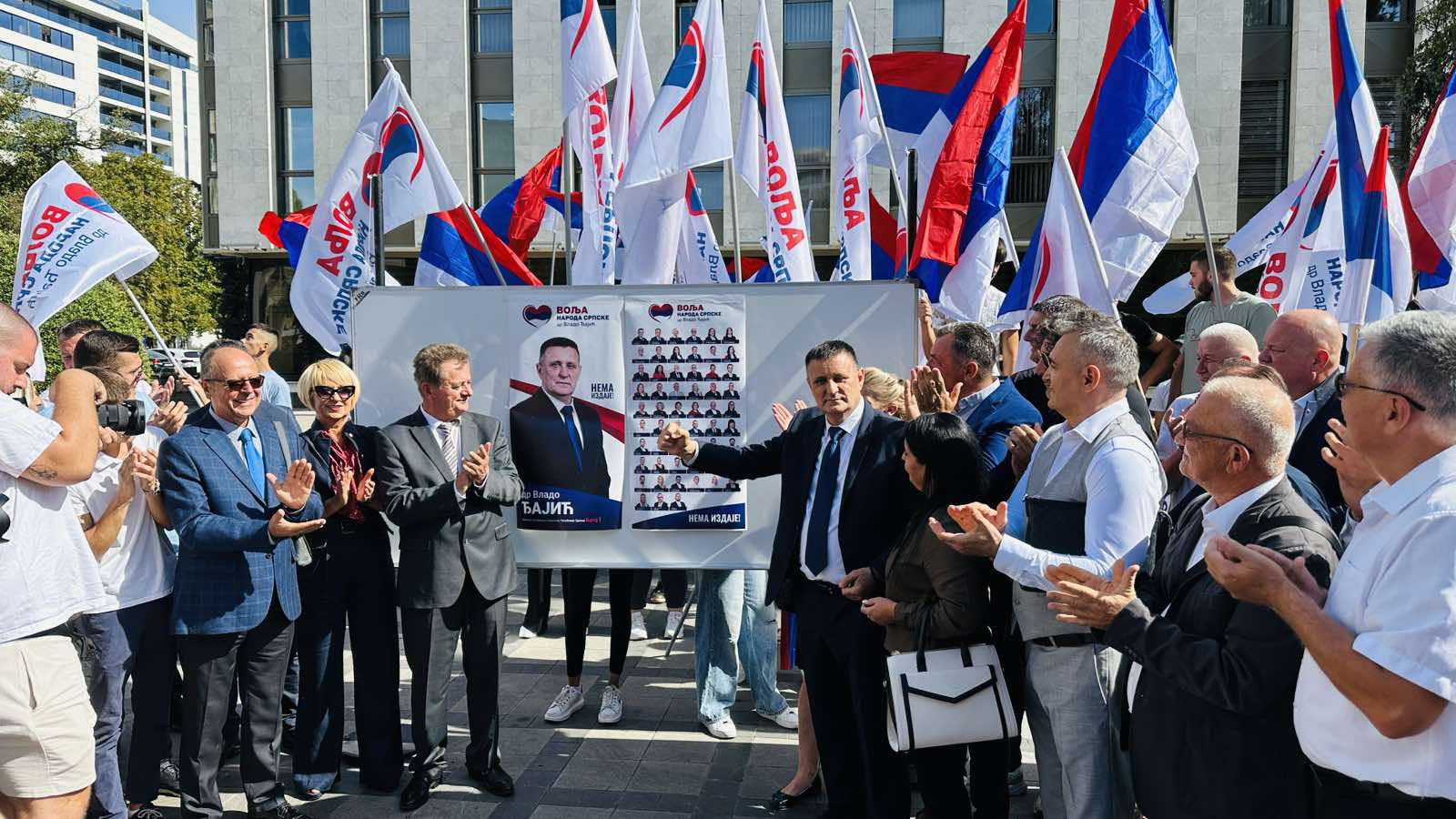 Dr Vlado Đajić drži govor na otvaranju predizborne kampanje stranke Volja naroda Srpske