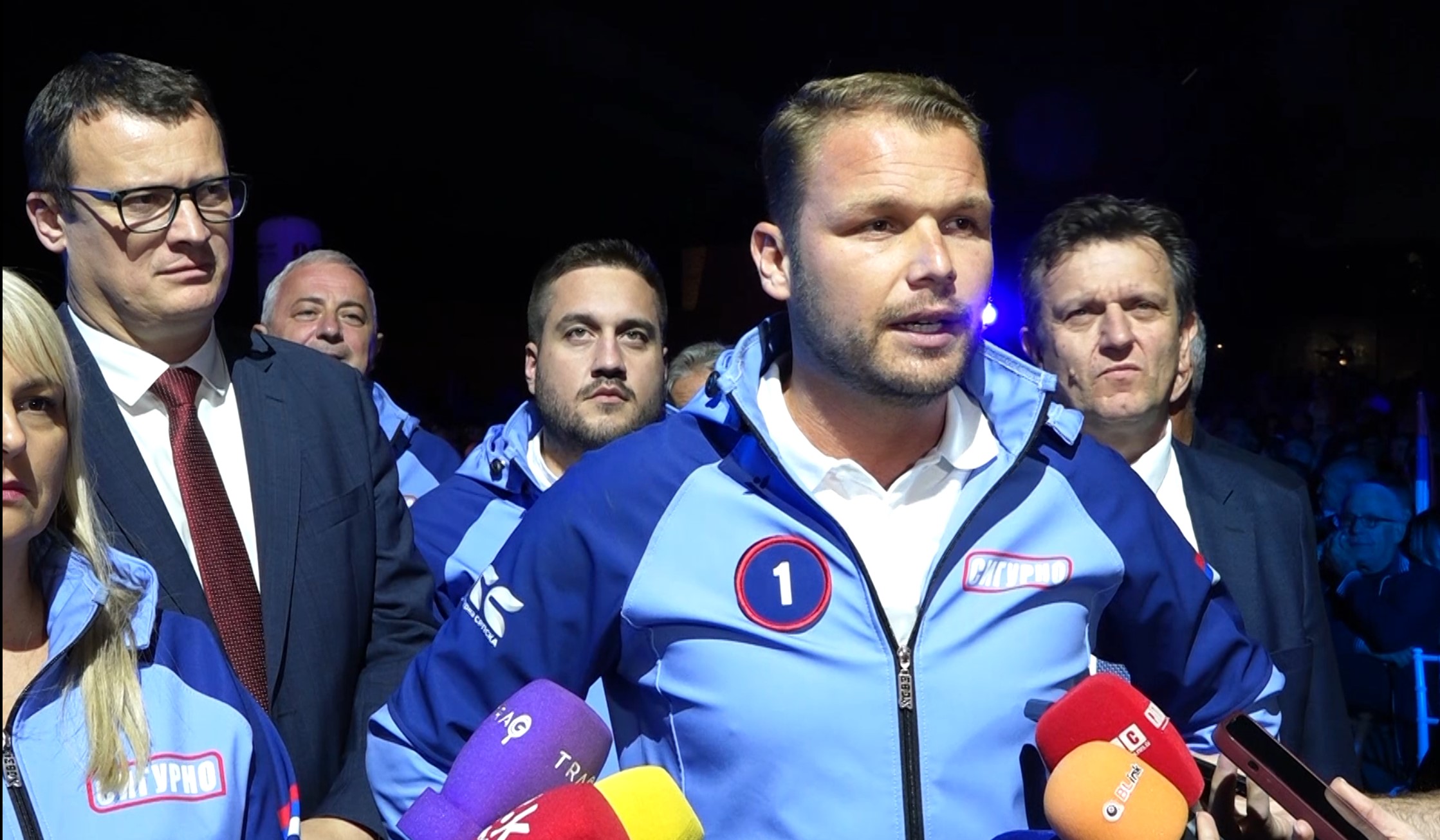 Draško Stanivuković govori pred okupljenim građanima na skupu Pokreta Sigurna Srpska u Banjaluci