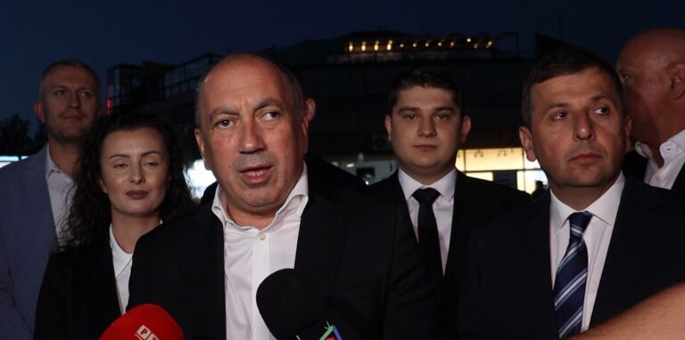Igor Crnadak govori na završnoj tribini PDP Republike Srpske na Trgu Krajine u Banjaluci.