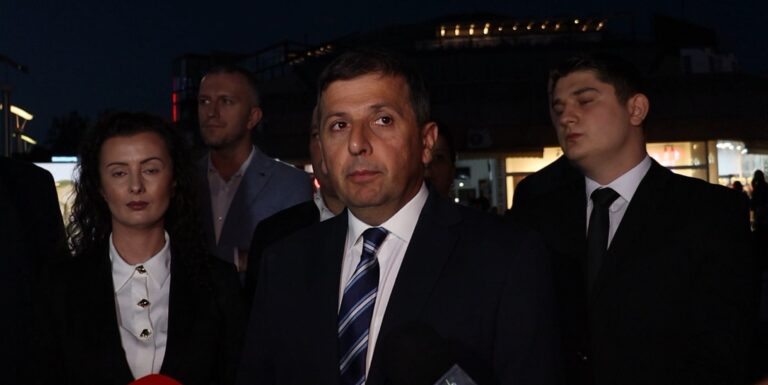 Nebojša Vukanović govori na tribini na Trgu Krajine u Banjaluci